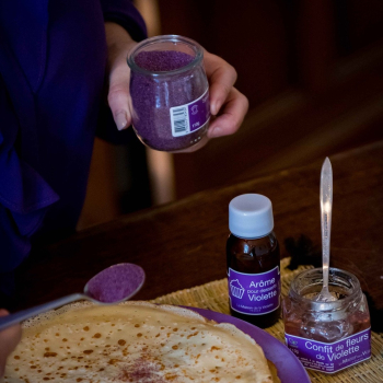 À l’approche de la #Chandeleur, si on faisait des crêpes ? On vous partage notre recette ! Pour une quinzaine de crêpes : 300g de farine, 3 cuillères à café de sucre, 2 cuillères à soupe d’huile, 50g de beurre fondu, 60cl de lait, 3 œufs, arôme Violette (Option vegan avec du lait d’amande, de riz, d’avoine ou de soja) A déguster avec notre sucre saveur Violette 💜 #Violettes #Violette #ViolettesDeToulouse #MaisonDeLaViolette #FoodToulouse #ToulouseFood #FoodInToulouse #gourmandises #chocolats #RecetteSucree #RecetteGourmande #VisitezToulouse #ToulouseTourisme #ToulouseVilleRose