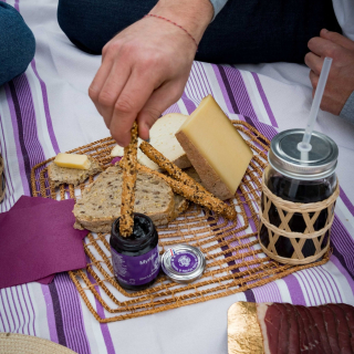 La saison des pique-niques est de retour ! #lamaisondelaviolette #violettes #violettesdetoulouse #àtoulouse #visiteztoulouse #madeinoccitanie #occitanie #gastronomietoulouse #piquenique #picnic