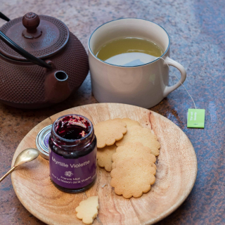 Tea time (très) gourmand 🍵 Avec nos galettes pur beurre et un peu de confiture myrtille/violette Pour les amateurs de sucré/salé, notre confiture se marie très bien avec du fromage de brebis ou de chèvre 😋 #lamaisondelaviolette #violettes #violettesdetoulouse #àtoulouse #fleurs #fleurdeviolette #visiteztoulouse #toulousecity #culture #artisanatfrancais #boutique #madeinoccitanie #occitanie #gastronomietoulouse #tea #thé #infusion