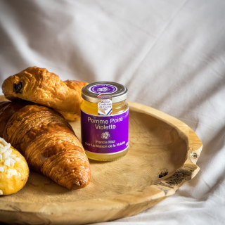 Un petit-déjeuner tout en douceur avec viennoiseries
et confiture pomme/poire & violette, 
fabriquée artisanalement avec la complicité
de la @maison_francis_miot 

#Violettes #Violette #ViolettesDeToulouse #MaisonDeLaViolette #sucrerie #gourmandise #FoodToulouse #ToulouseFood #FoodInToulouse #RecetteSucree #RecetteGourmande #VisitezToulouse #ToulouseTourisme #ToulouseVilleRose ##petitdéjeuner