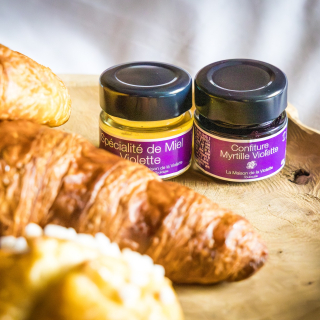 Ici, on dit chocolatine ! 
Mais aucun débat sur les croissants par contre 😂

#Violettes #Violette #ViolettesDeToulouse #MaisonDeLaViolette #sucrerie #gourmandise #FoodToulouse #ToulouseFood #FoodInToulouse #RecetteSucree #RecetteGourmande #VisitezToulouse #ToulouseTourisme #ToulouseVilleRose ##petitdéjeuner