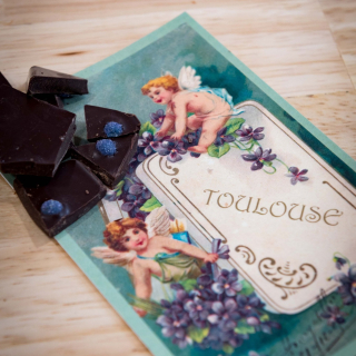 Si vous voulez envoyer un mot toulousain à un ami lointain : pensez à lui envoyer une gourmandise toulousaine, comme nos chocolats à la violette ! #Violettes #Violette #ViolettesDeToulouse #MaisonDeLaViolette #chocolat #FoodToulouse #ToulouseFood #FoodInToulouse #RecetteSucree #RecetteGourmande #VisitezToulouse #ToulouseTourisme #ToulouseVilleRose