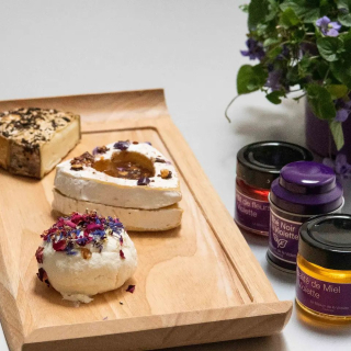 Jeu concours gourmand : tentez de remporter un plateau de fromages… à la violette ! Ces 3 fromages sont imaginés par @chezmathildefromagerie à l’aide de nos créations @lamaisondelaviolette Caprin toulousain : chèvre frais avec un cœur de confit de violettes Cœur neufchâtel au miel de violettes et dragées à la violette Claousou de brebis affiné au thé noir à la violette Pour participer : 1️⃣ suivre les comptes @chezmathildefromagerie & @lamaisondelaviolette 2️⃣ aimer cette publication 3️⃣ mentionner les personnes avec qui vous aimeriez partager ces fromages (plusieurs commentaires possibles) 4️⃣ pouvoir retirer le plateau à la fromagerie (Lardenne) —> tirage au sort le 27 mars, pour la Journée du fromage ! 💡Doublez vos chances en participant aussi sur notre page Facebook (un seul gagnant entre les deux reseaux) #concours #concoursfood #concourstoulouse #jeuconcours #lamaisondelaviolette #chezmathilde #fromage #creationfromagere #fromagetoulouse #violette #gourmandises #atoulouse mangeztoulouse #mahautegaronne #occitanie #boudutoulouse #savoureztoulouse