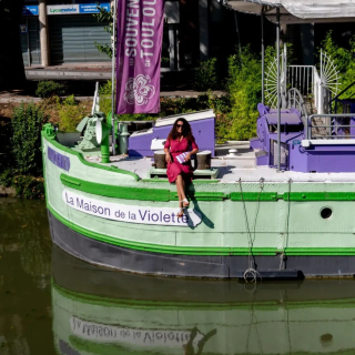 Ouvertures exceptionnelles de la péniche Nous vous accueillerons à bord jeudi 18 (ascension) et lundi 29 (pentecôte) de 10h à 12h30, 14h à 18h30 L'occasion de (re)découvrir notre petite fleur et goûter nos gourmandises en famille ou entre amis ! #Violettes #Violette #ViolettesDeToulouse #MaisonDeLaViolette #VisitezToulouse #ToulouseTourisme #ToulouseVilleRose #ToulouseMaVille #ToulouseFr #ToulouseOccitanie #Occitanie #HauteGaronne @vnftourisme
