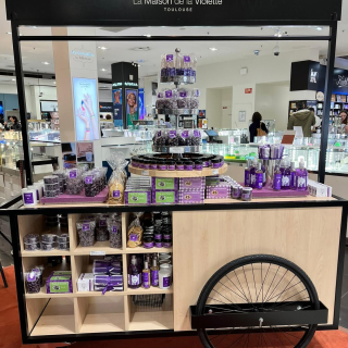 La Maison de la Violette s'installe aux Galeries Lafayette ! C'est une très belle nouvelle pour notre marque : après avoir installé plusieurs pop-up dans le mythique store toulousain, nos produits plein d'amour pour la violette de Toulouse sont à retrouver toute l'année, au rez-de-chaussée du magasin toulousain. Merci Galeries Lafayette pour votre confiance et votre envie de valoriser les créatrices et créateurs locaux 💜 #Violettes #Violette #ViolettesDeToulouse #MaisonDeLaViolette #VisitezToulouse #ToulouseTourisme #ToulouseVilleRose #galerieslafayette #lafayettetoulouse #boutiqueToulouse #mars #mars23 #mars2023